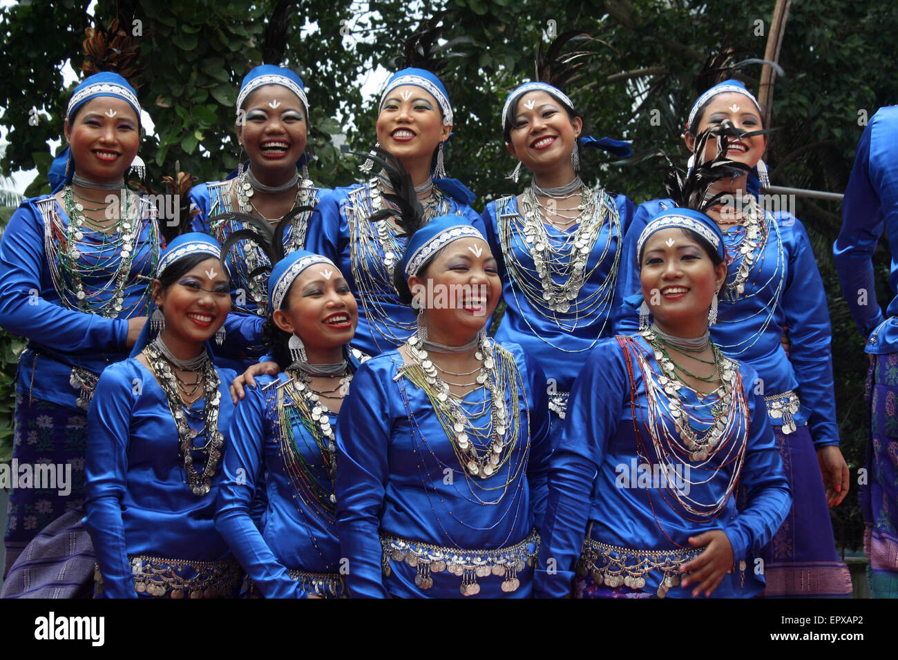 Bangladeshi indigene Völker mit dem traditionellen Kleid und Ornamente, wie sie die Welt Ureinwohner Tag feiern. Stockfoto