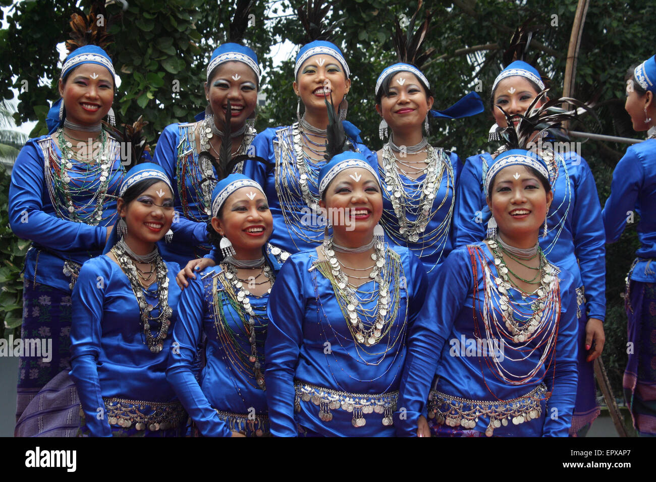 Bangladeshi indigene Völker mit dem traditionellen Kleid und Ornamente, wie sie die Welt Ureinwohner Tag feiern. Stockfoto