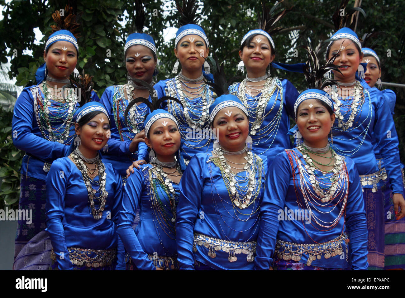 Bangladeshi indigene Völker mit dem traditionellen Kleid und Ornamente, wie sie die Welt Ureinwohner Tag feiern. Stockfoto