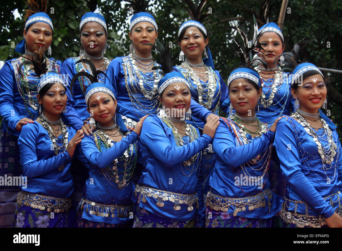 Bangladeshi indigene Völker mit dem traditionellen Kleid und Ornamente, wie sie die Welt Ureinwohner Tag feiern. Stockfoto