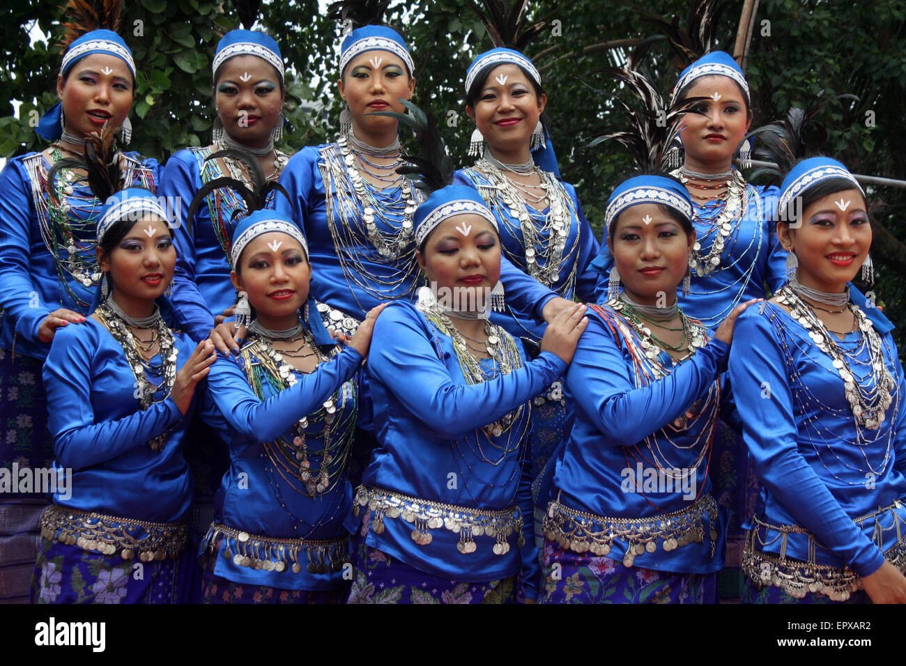 Bangladeshi indigene Völker mit dem traditionellen Kleid und Ornamente, wie sie die Welt Ureinwohner Tag feiern. Stockfoto