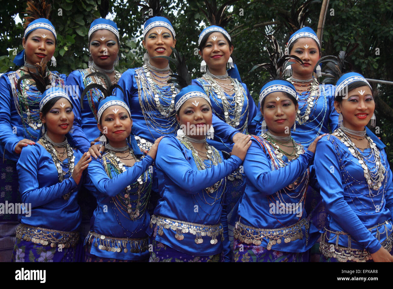 Bangladeshi indigene Völker mit dem traditionellen Kleid und Ornamente, wie sie die Welt Ureinwohner Tag feiern. Stockfoto