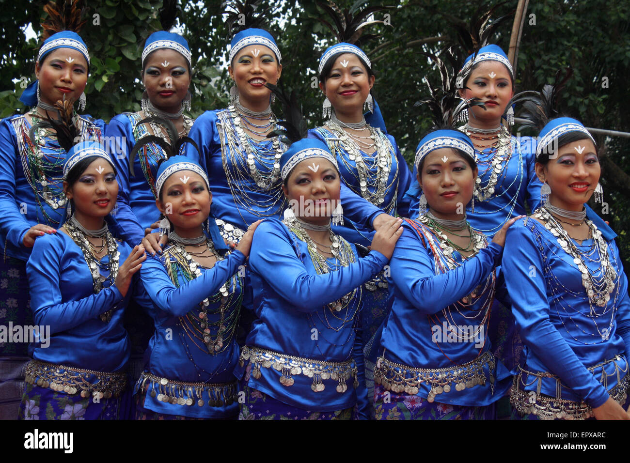 Bangladeshi indigene Völker mit dem traditionellen Kleid und Ornamente, wie sie die Welt Ureinwohner Tag feiern. Stockfoto