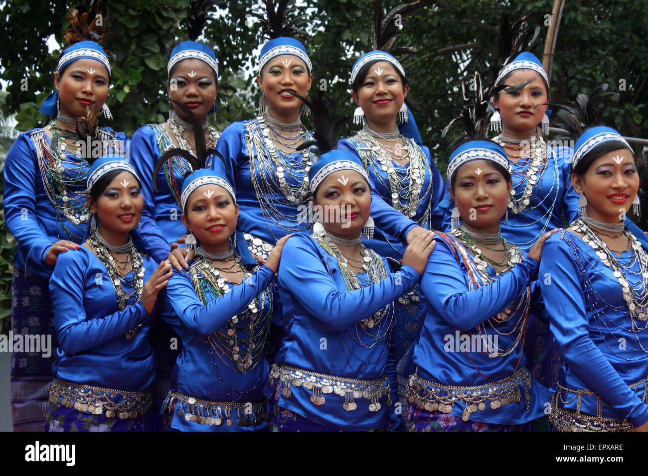 Bangladeshi indigene Völker mit dem traditionellen Kleid und Ornamente, wie sie die Welt Ureinwohner Tag feiern. Stockfoto