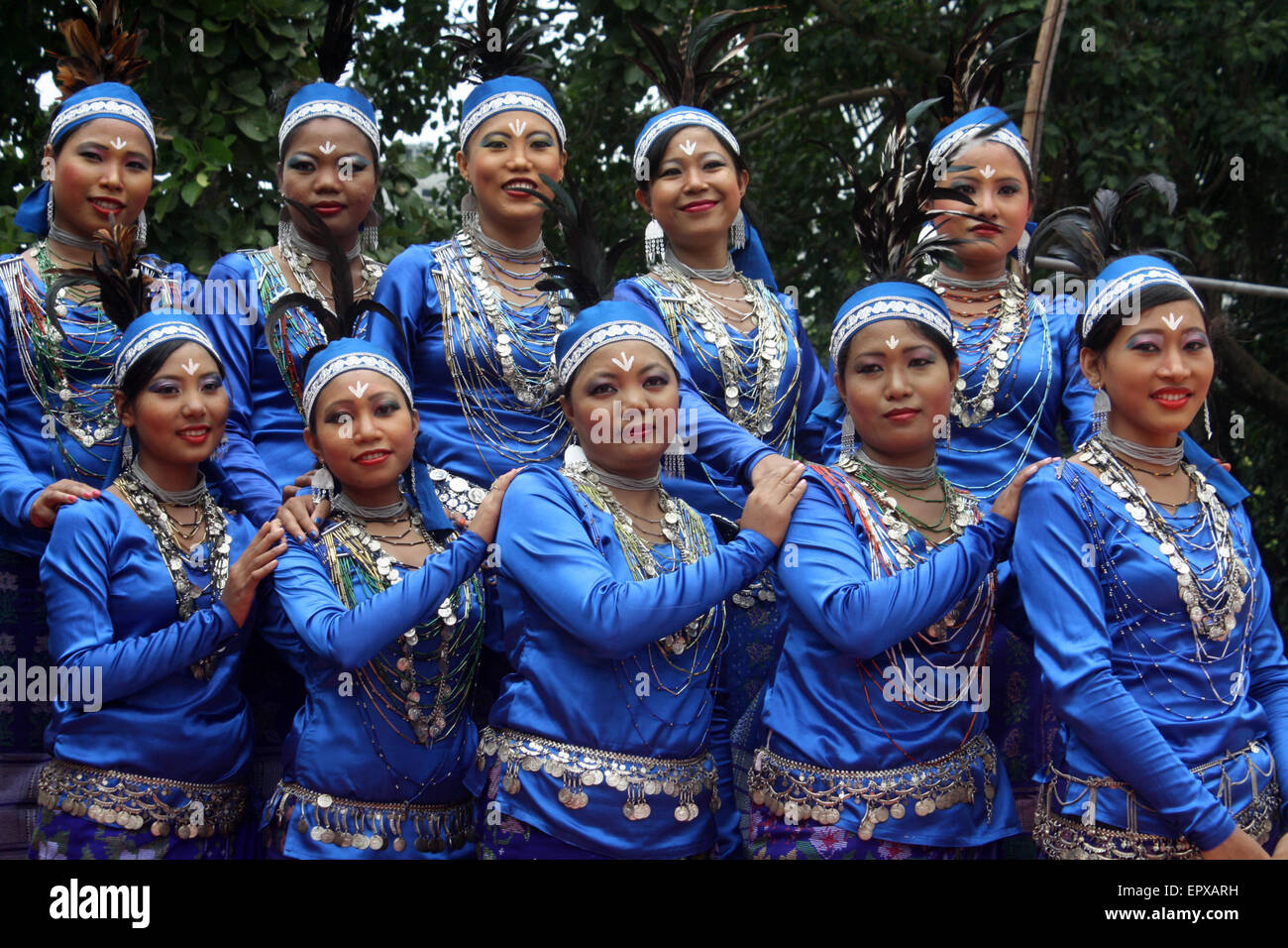 Bangladeshi indigene Völker mit dem traditionellen Kleid und Ornamente, wie sie die Welt Ureinwohner Tag feiern. Stockfoto