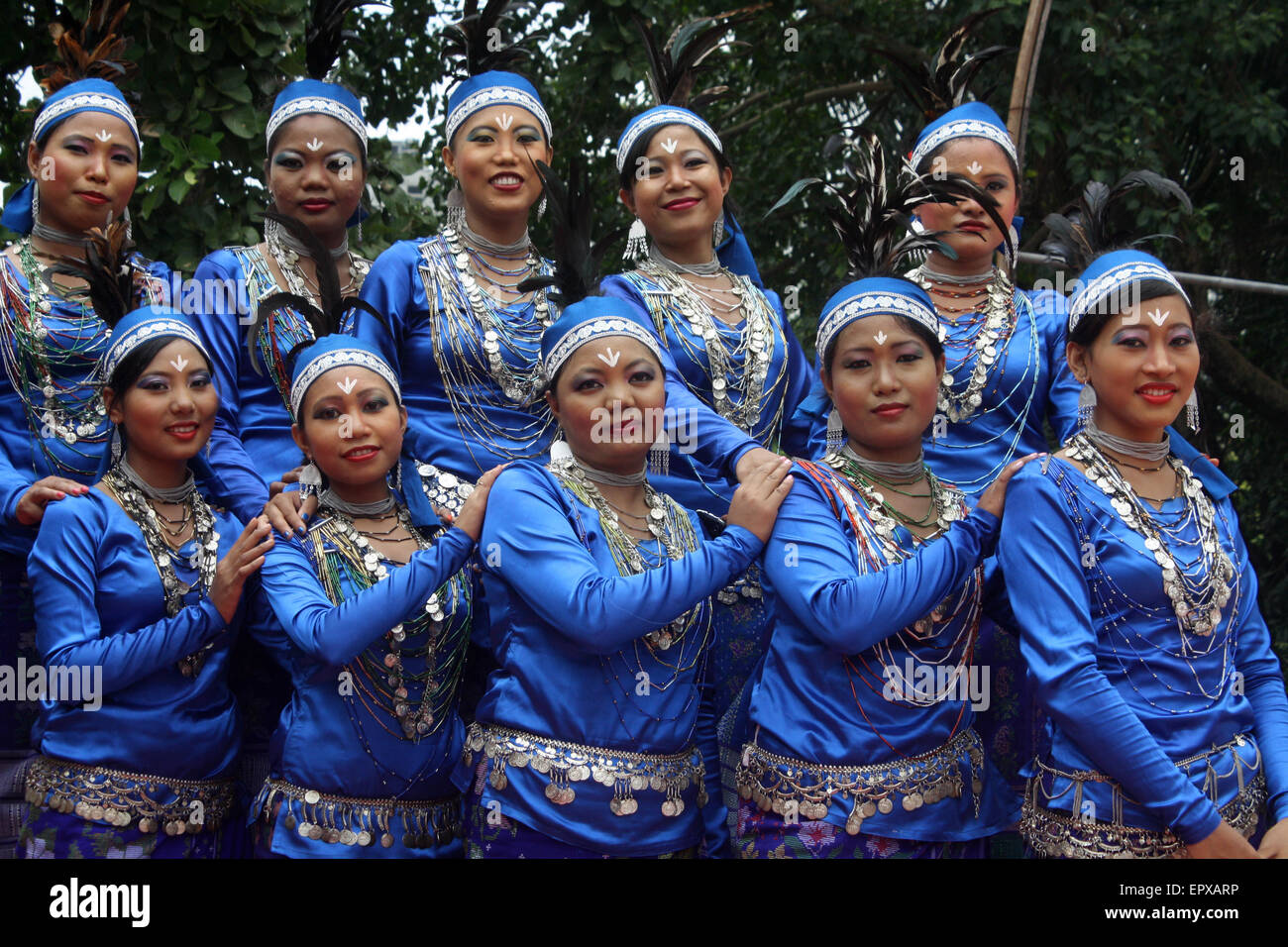 Bangladeshi indigene Völker mit dem traditionellen Kleid und Ornamente, wie sie die Welt Ureinwohner Tag feiern. Stockfoto