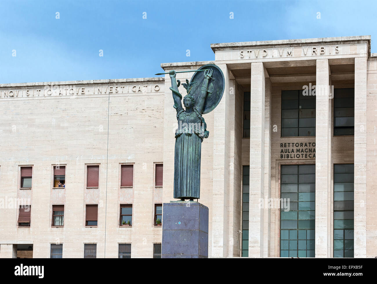 Minerva, Arbeit von Arturo Martini, eines der wichtigsten Symbole der Sapienza in Rom Stockfoto