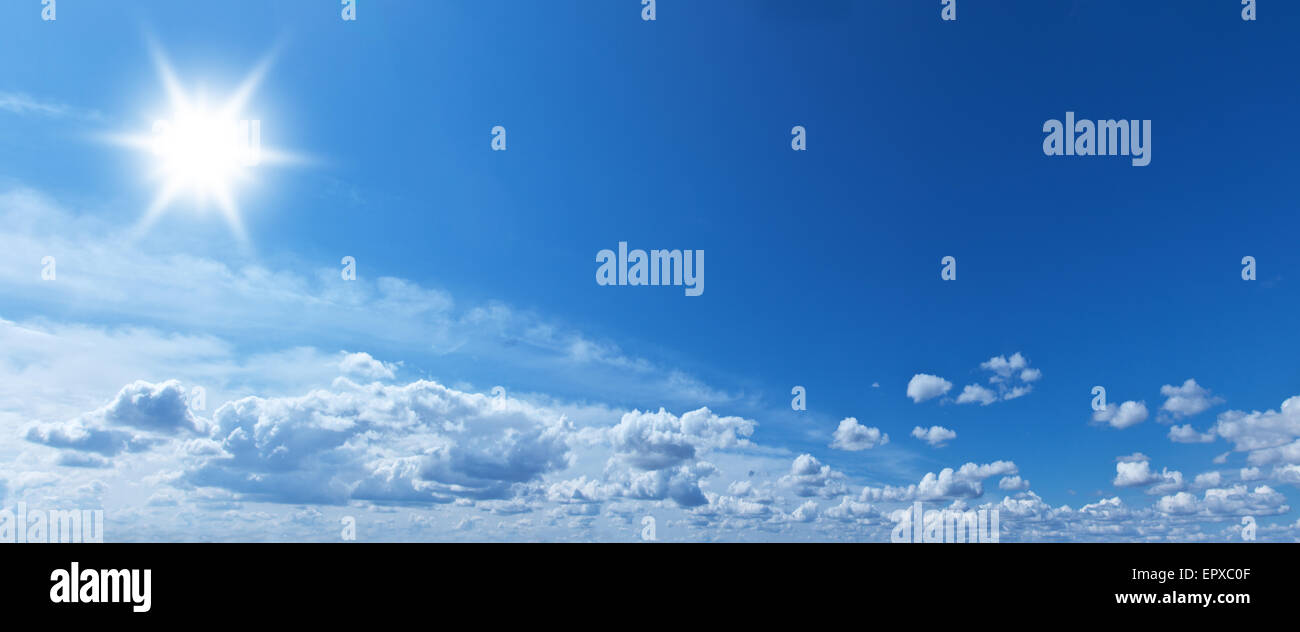 Weißen Haufen Wolken und Sonne am blauen Himmel an den Sommertag. Stockfoto