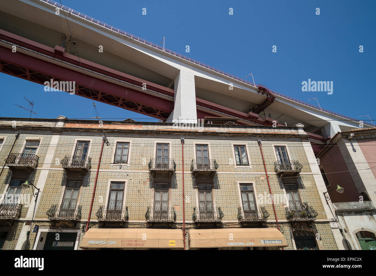 Gebäude unter dem 25. April-Brücke in Lissabon Portugal Stockfoto