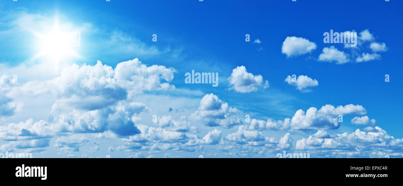 Weißen Haufen Wolken und Sonne am blauen Himmel an den Sommertag. Stockfoto
