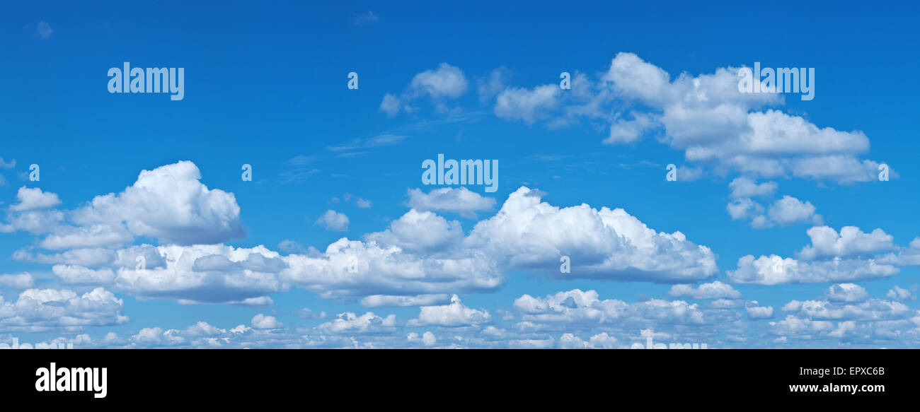 Weißen Haufen Wolken am blauen Himmel an den Sommertag. Stockfoto