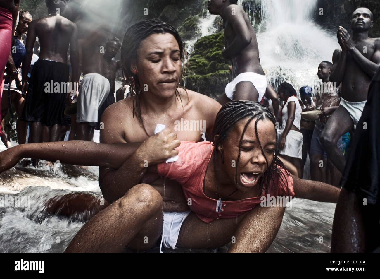 Voodoo-Festival in Saut d ' eau, Haiti. Gemeindemitglieder und Unterstützer beginnen in einem frühen Alter. Auf dem Bild eine Mutter hält ihr dau Stockfoto