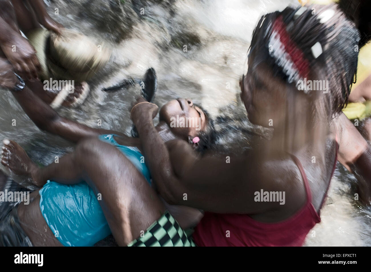 Voodoo-Festival in Saut d ' eau, Haiti. Eine Frau taucht in Trance Saut d ' Eau Pools mit Iwa zu verbinden. Aber wenn die Tänze und Stockfoto