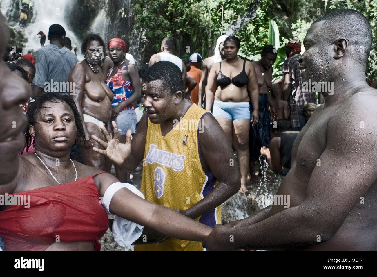Voodoo-Festival in Saut d ' eau, Haiti. Ein Mann hilft es die Trance seiner Frau erträglicher machen. Jenseits von Stereotypen, die Stockfoto