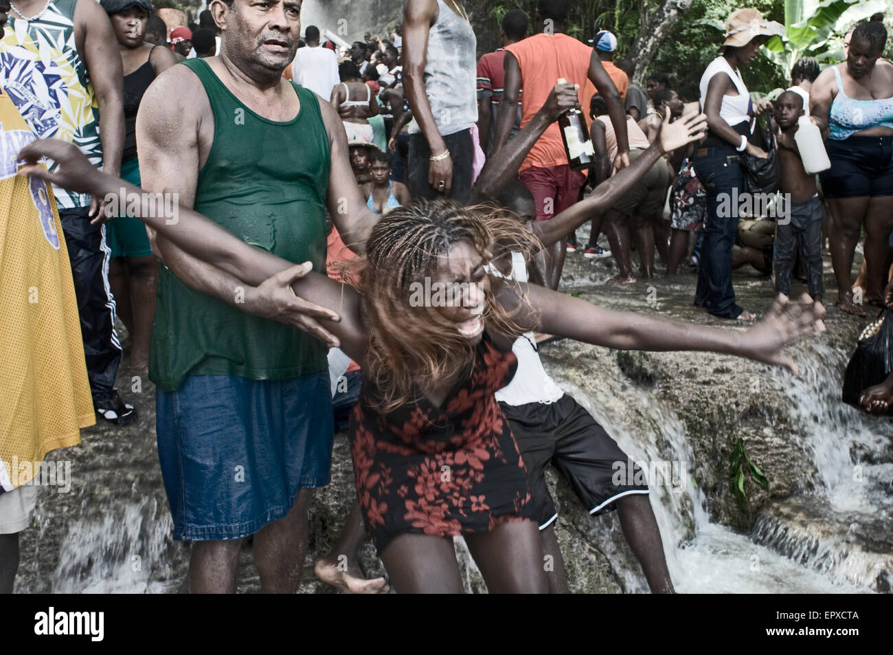 Voodoo-Festival in Saut d ' eau, Haiti. Eine Familie versuchen Sie nicht, verletzt diese Frau, die in Trance getreten und ist besessen von Stockfoto