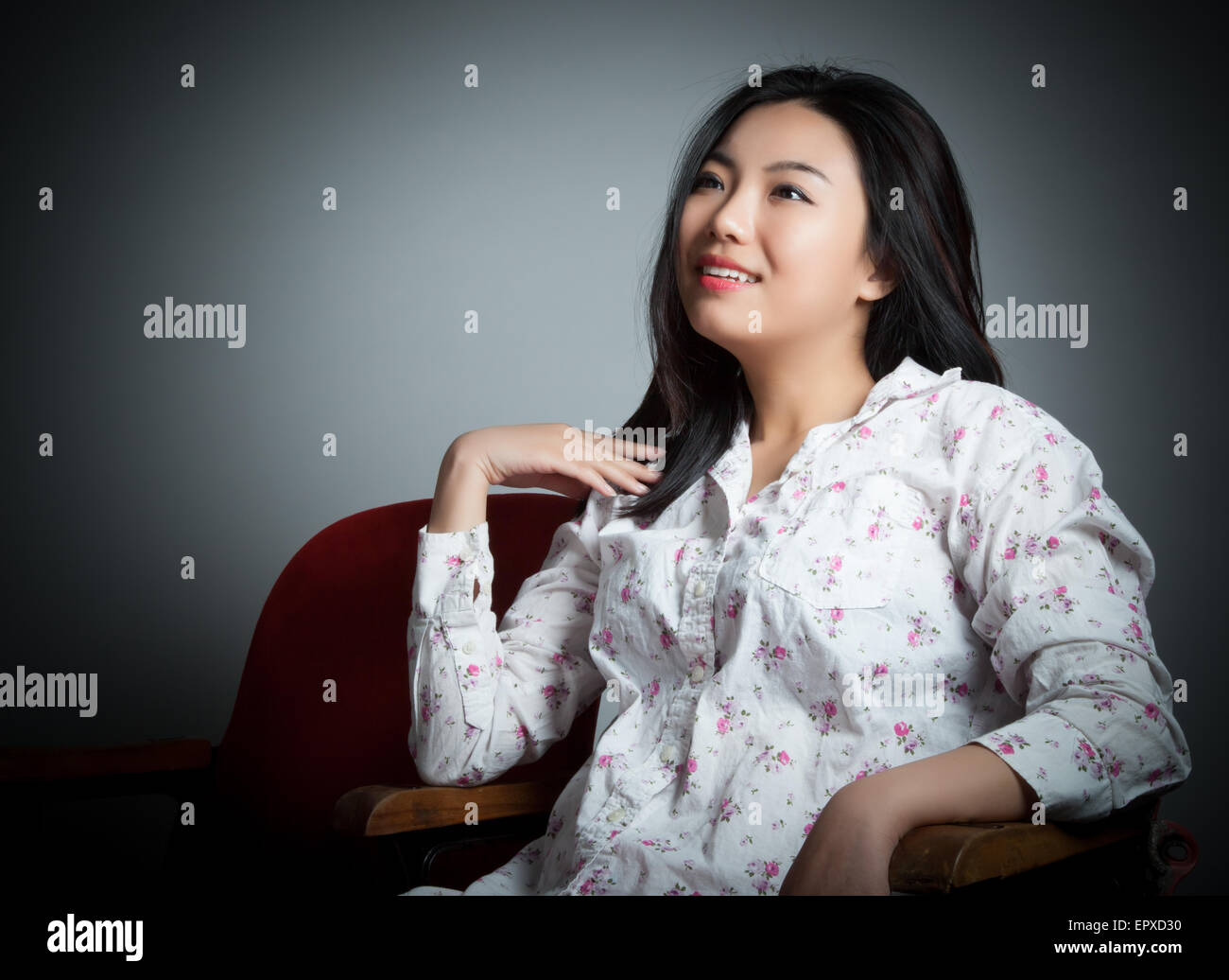 Attraktive asiatische Mädchen in ihren 20ern im Teatro isoliert auf weißem Hintergrund Stockfoto