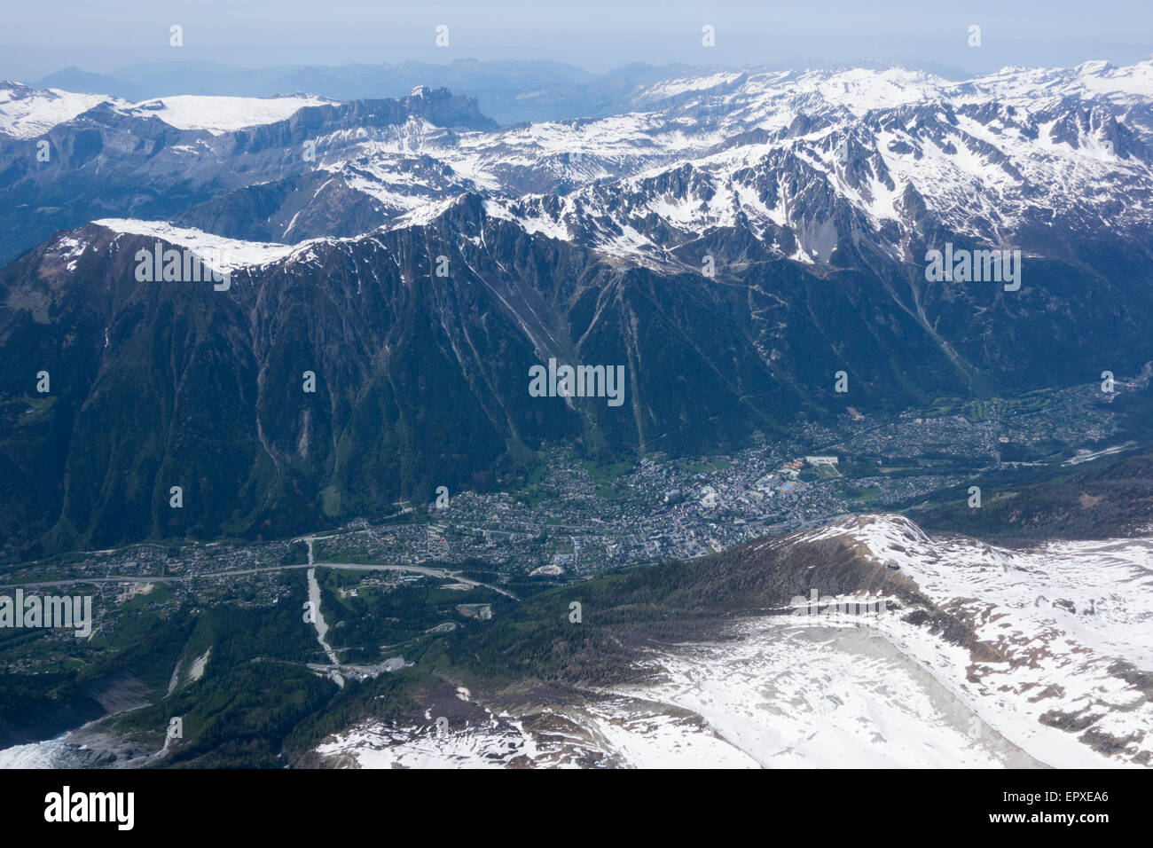 Das Tal von Chamonix gesehen von der Aiguille de Midi, Chamonix, Haute-Savoie, Rhône-Alpes, Frankreich Stockfoto