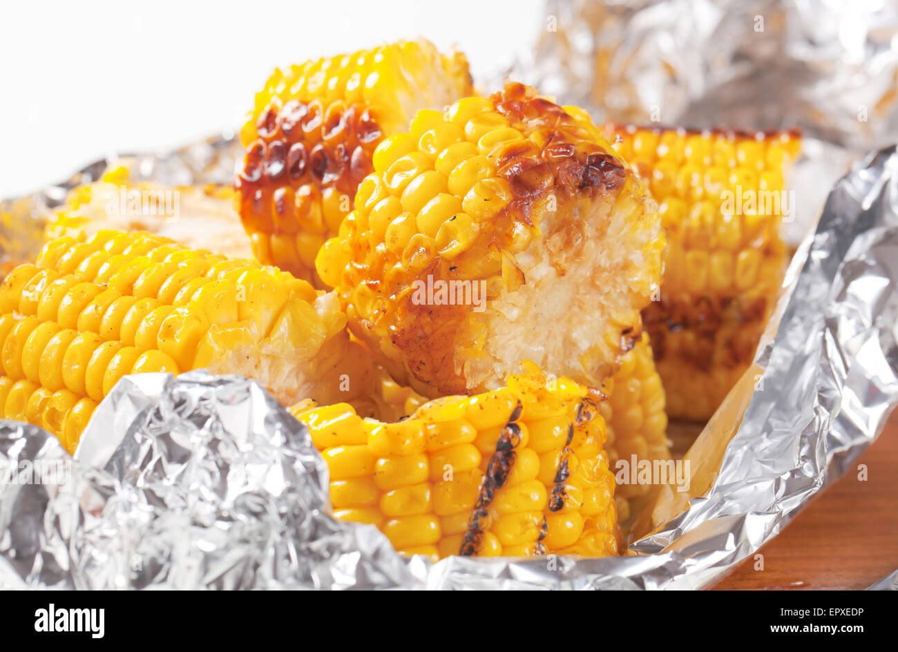 Stücke von gegrilltem Mais in Alufolie Stockfoto