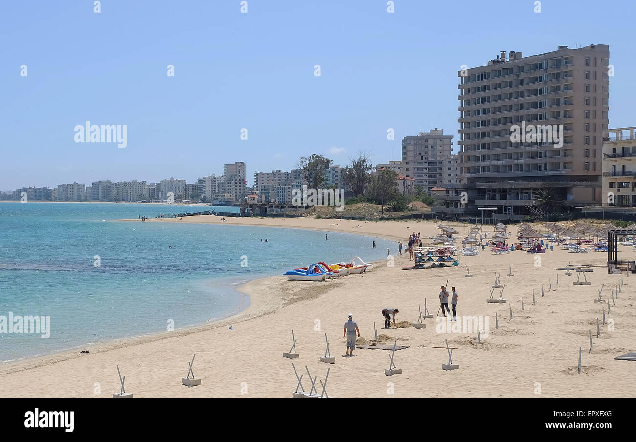 Leeren Strand Famagusta mit Krieg zerrissenen Hotels im Hintergrund auf der geteilten Insel. Stockfoto
