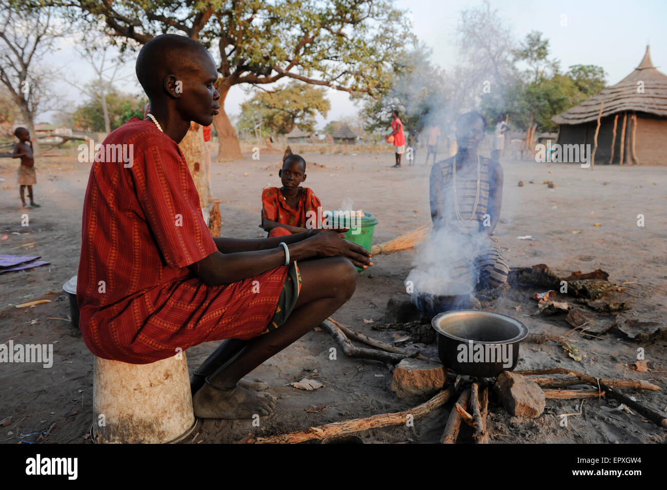 South Sudan Rumbek, Dinka Frauen im Freien, Zubereitung von Speisen im Ofen im Dorf Stockfoto