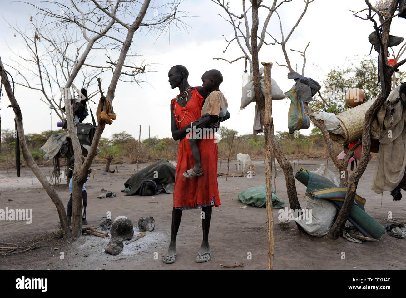 Süd-SUDAN Lakes State, Rumbek, Dorf Colocok, Dinka-Frau mit Kind in Rinder-camp Stockfoto