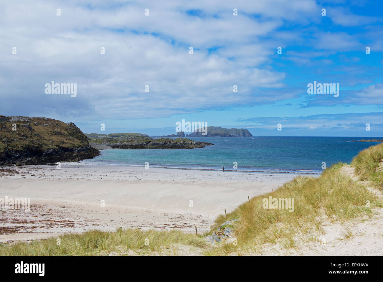 Frau am Strand, Bernera, Isle of Lewis, äußeren Hebriden, Schottland, Vereinigtes Königreich Stockfoto