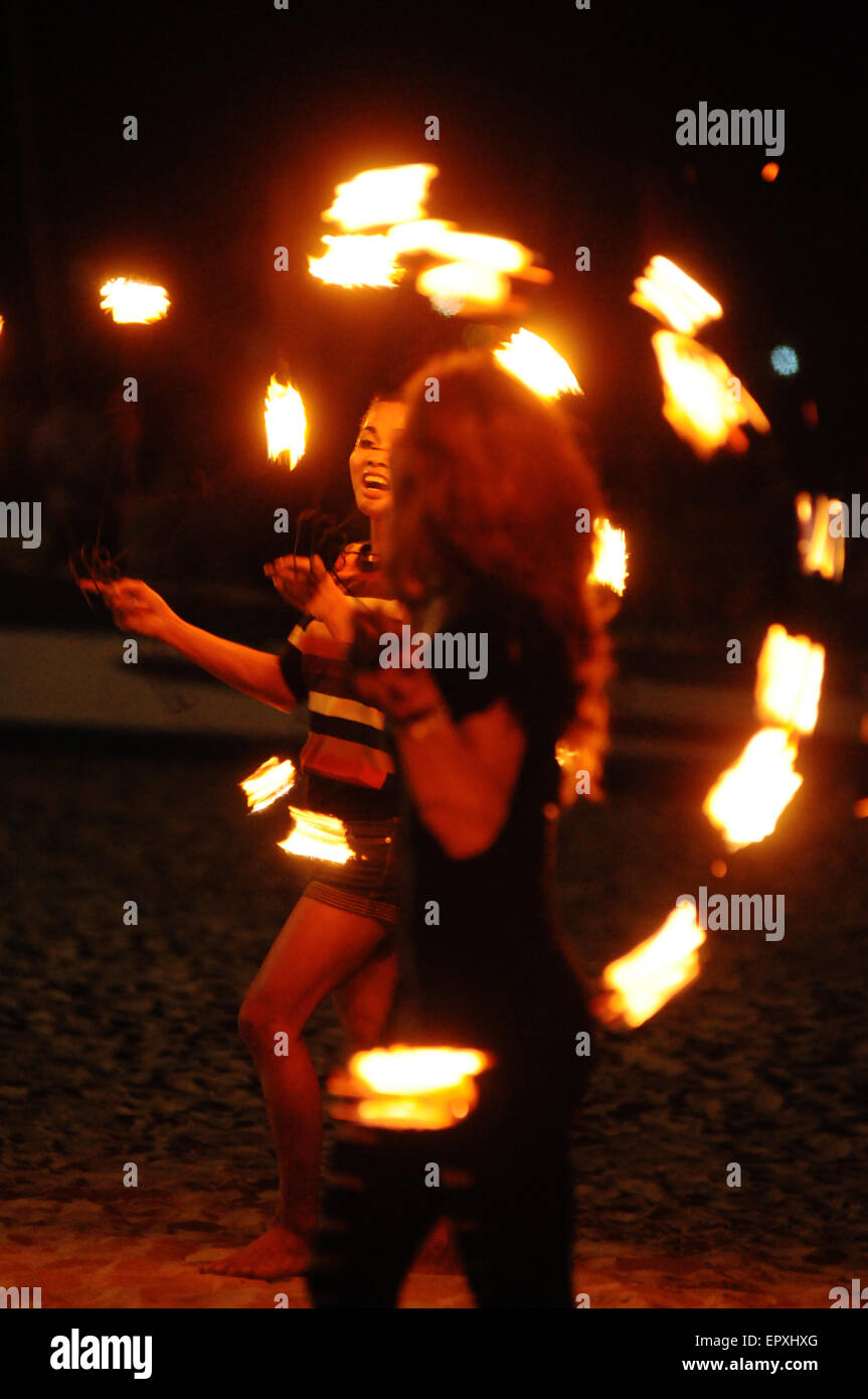 Flamme-Tänzer am Strand in der Nähe von Puerto Galera. Insel Mindoro, Philippinen Stockfoto