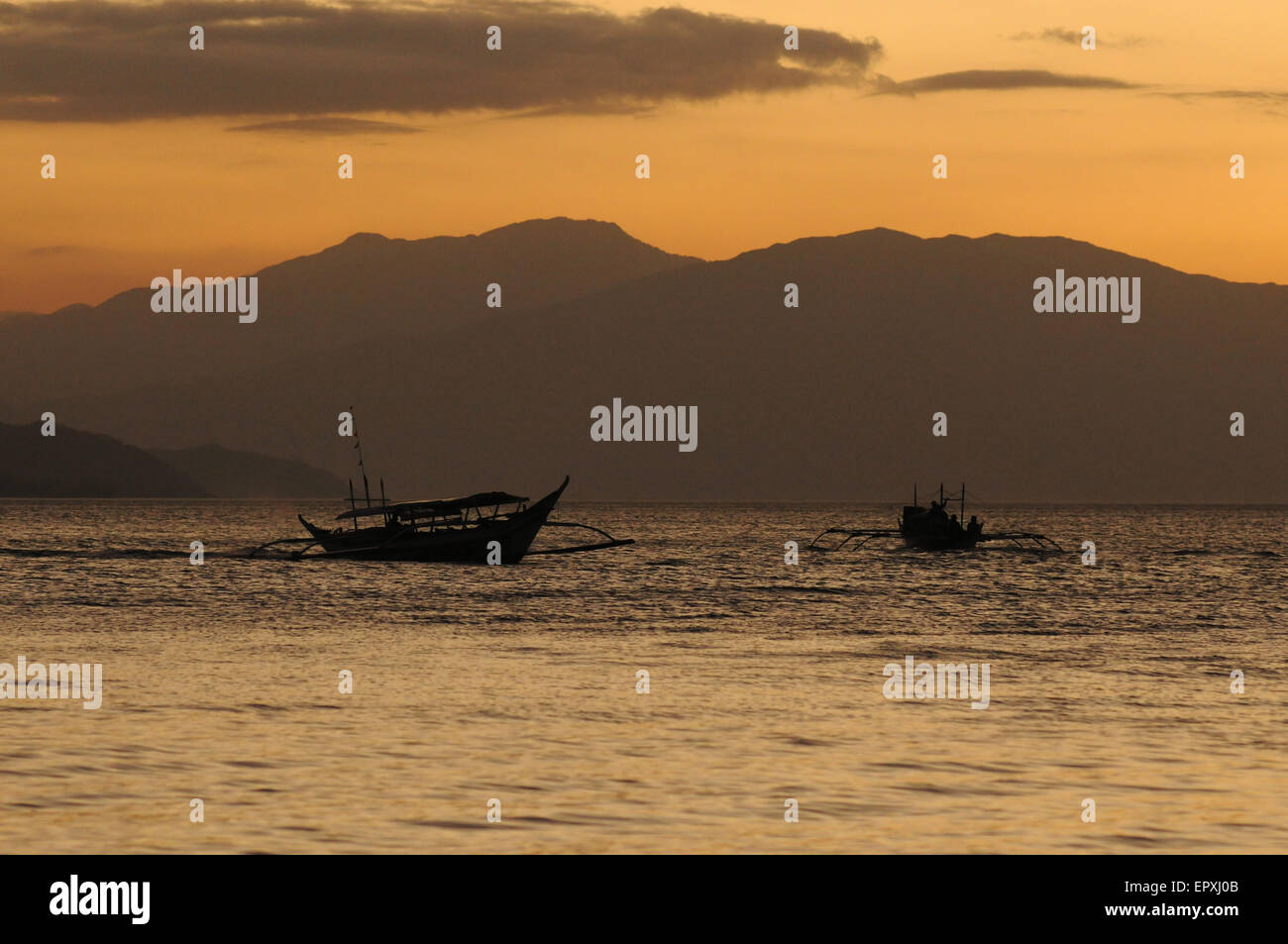 Philippinische Fischer in zwei Boote in der Nähe der Küste der Insel Mindoro, Philippinen Stockfoto