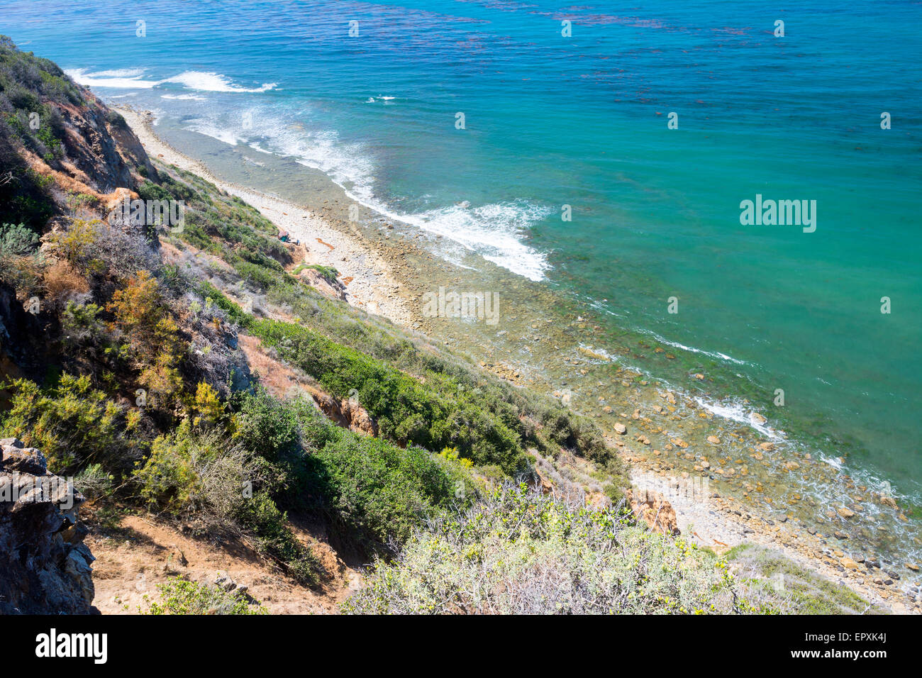 Eine Bild der schönen Meer entlang der Klippen in Palos Verdes, Kalifornien zeigt eine entfernte Bucht und hellen, sonnigen Tag. Stockfoto