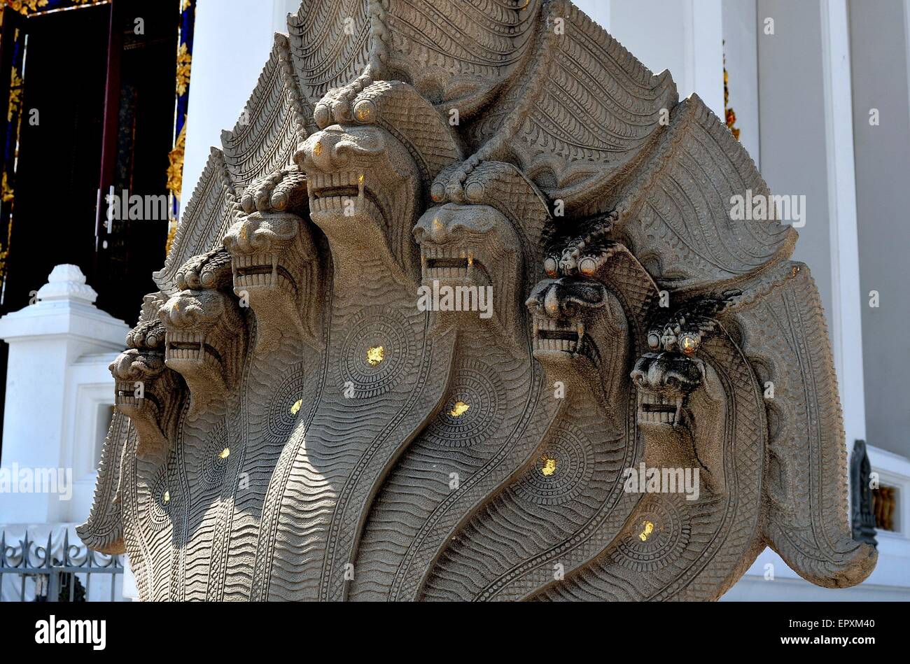 Bangkok, Thailand: Eine mythische sieben geleitet Naga Bildschirm steht am Eingang zum Heiligen Viharn im Wat Pathum Wanaram Stockfoto