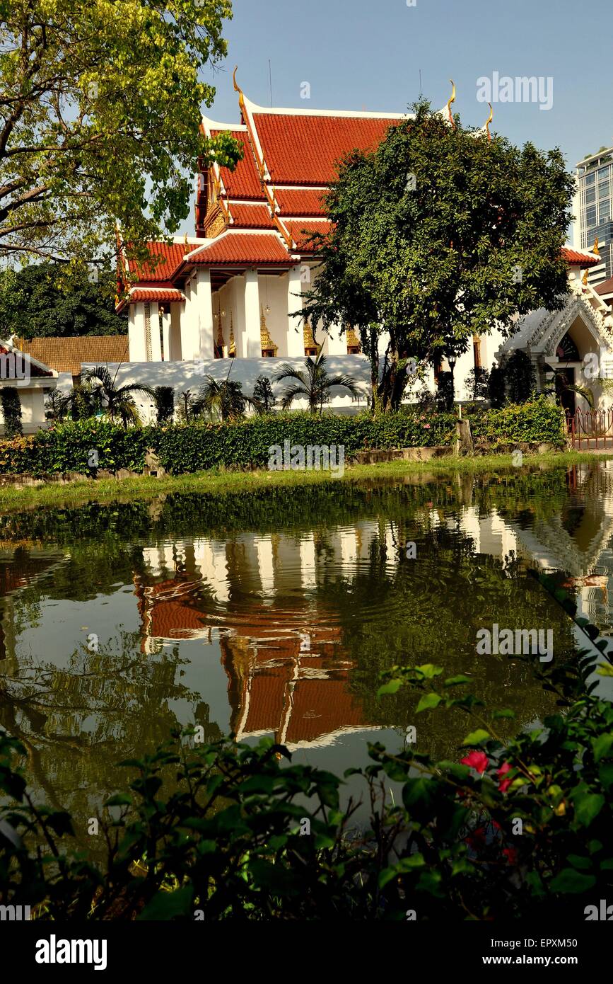 Bangkok, Thailand: Wat Pathum Wanaram Ubosot Heiligtum Halle spiegelt sich in den Gewässern von einem benachbarten Klong (Kanal) Stockfoto