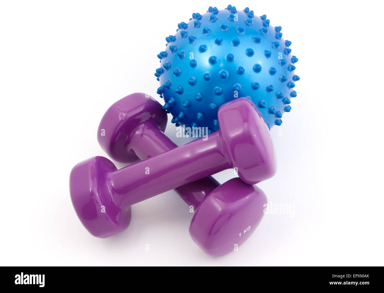 blaue Kugel und violetten Hanteln für sportliche Aktivitäten auf weißem Hintergrund Stockfoto