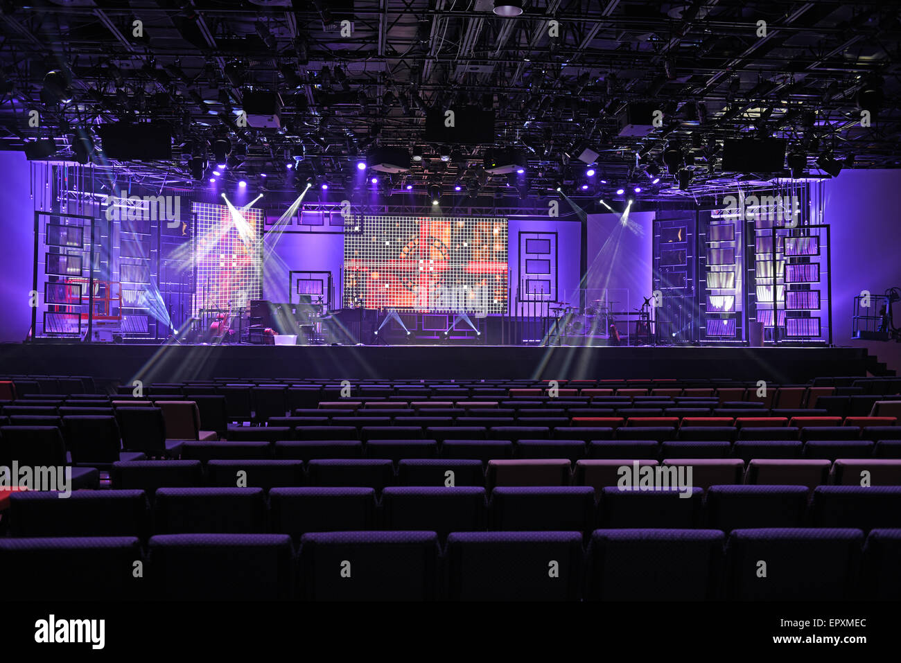 Konzertbühne mit Lichtern und digitale Verkleidungen Stockfoto