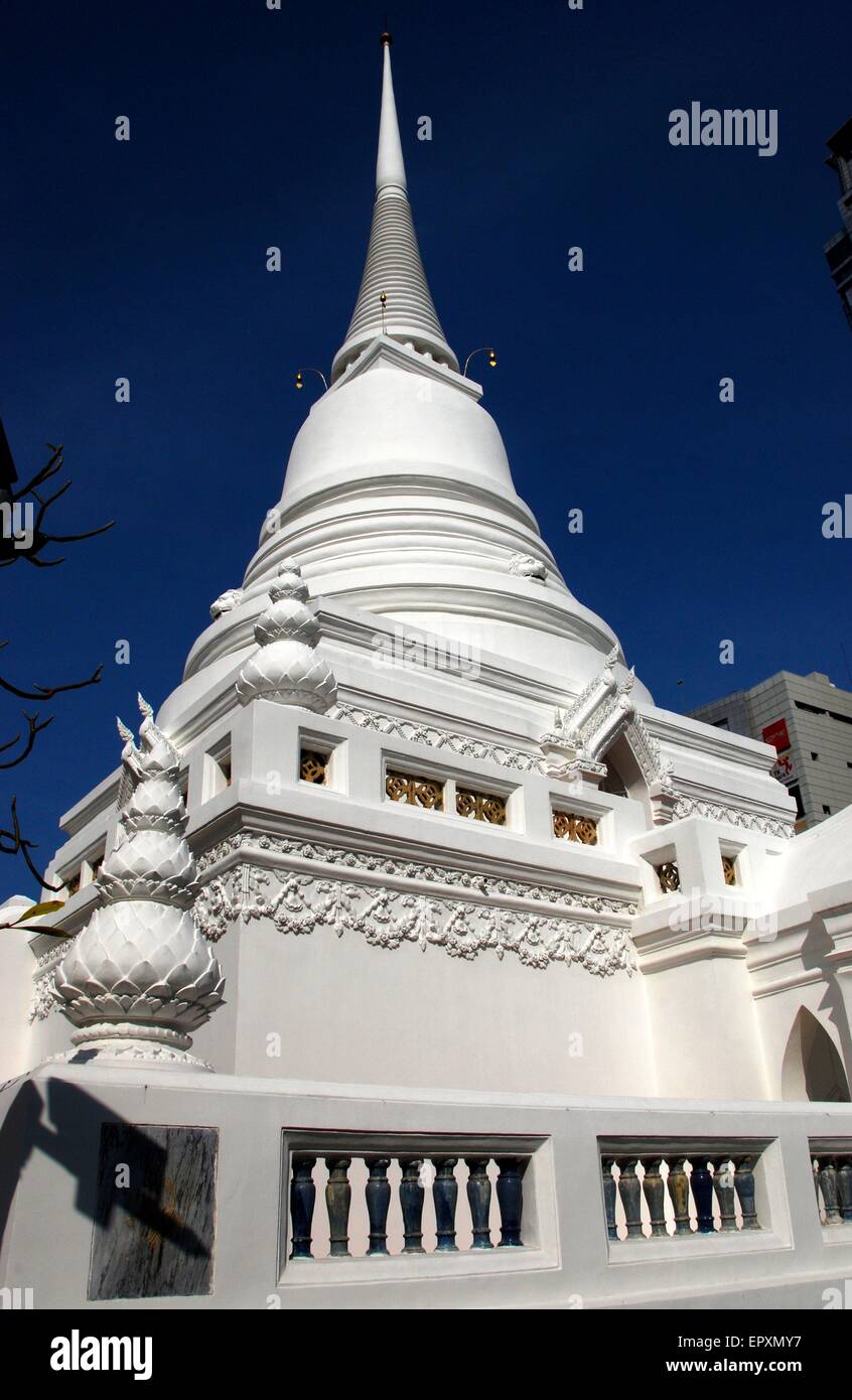 Bangkok, Thailand: Ein großen weißen glockenförmigen Chedi in Wat Pathum Wanaram sitzt auf einem ornamentalen quadratische Grundfläche * Stockfoto