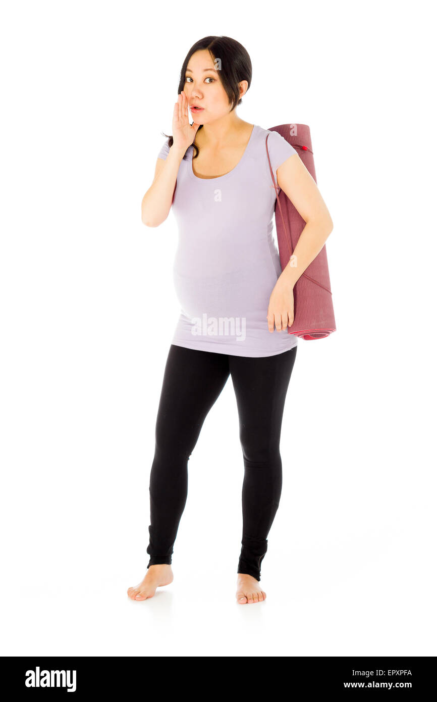 Schwangere Erwachsene Asiatin isoliert auf weißem Hintergrund Stockfoto