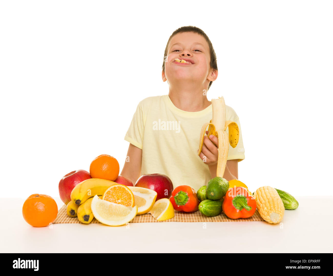 Junge mit Obst und Gemüse essen Bananen Stockfoto
