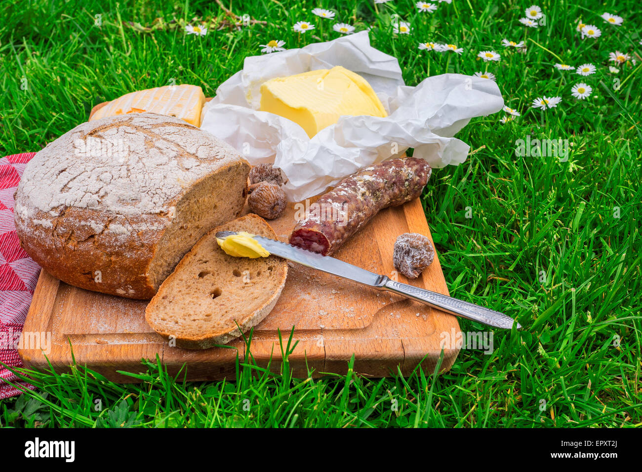 Picknick-Platte mit Brot, Käse und Wurst Stockfoto