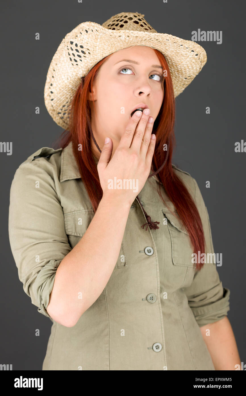 Modell im Studio auf einfachen grauen Hintergrund isoliert Stockfoto