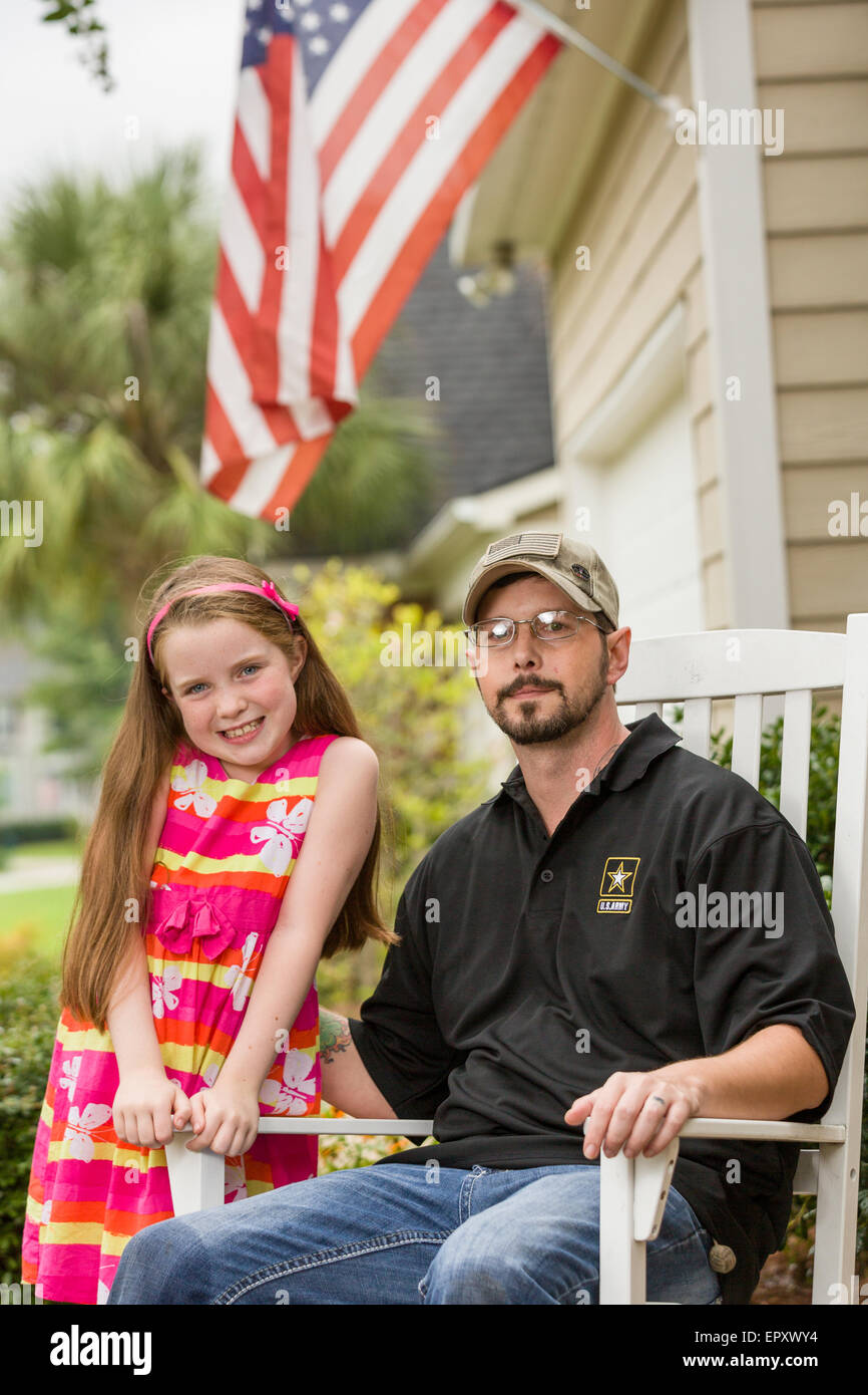 Rachel Mennet, ein Drittel-Grader, posiert mit verwundeten Krieger Nick Bailley 23. September 2014 in Summerville, South Carolina. Rachel führte eine erfolgreiche Fundraising-Bemühungen mit ihren Limonadenstand um training Abel ein Begleithund für Nick zu bezahlen. Stockfoto