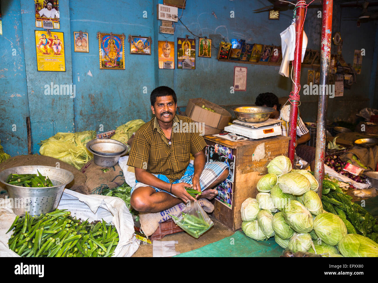 Standbesitzer in seinem Stall, Verkauf von Gemüse auf einem Markt in den Vororten von Chennai, Tamil Nadu, Südindien Stockfoto