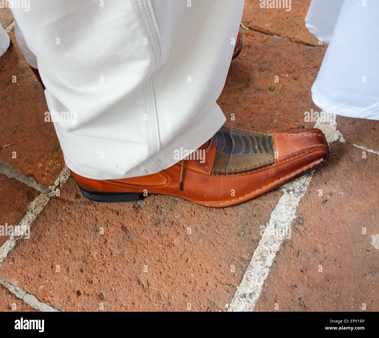 Nahaufnahme von einem menschlichen Fußes tragen braune Leder-Schuh Stockfoto