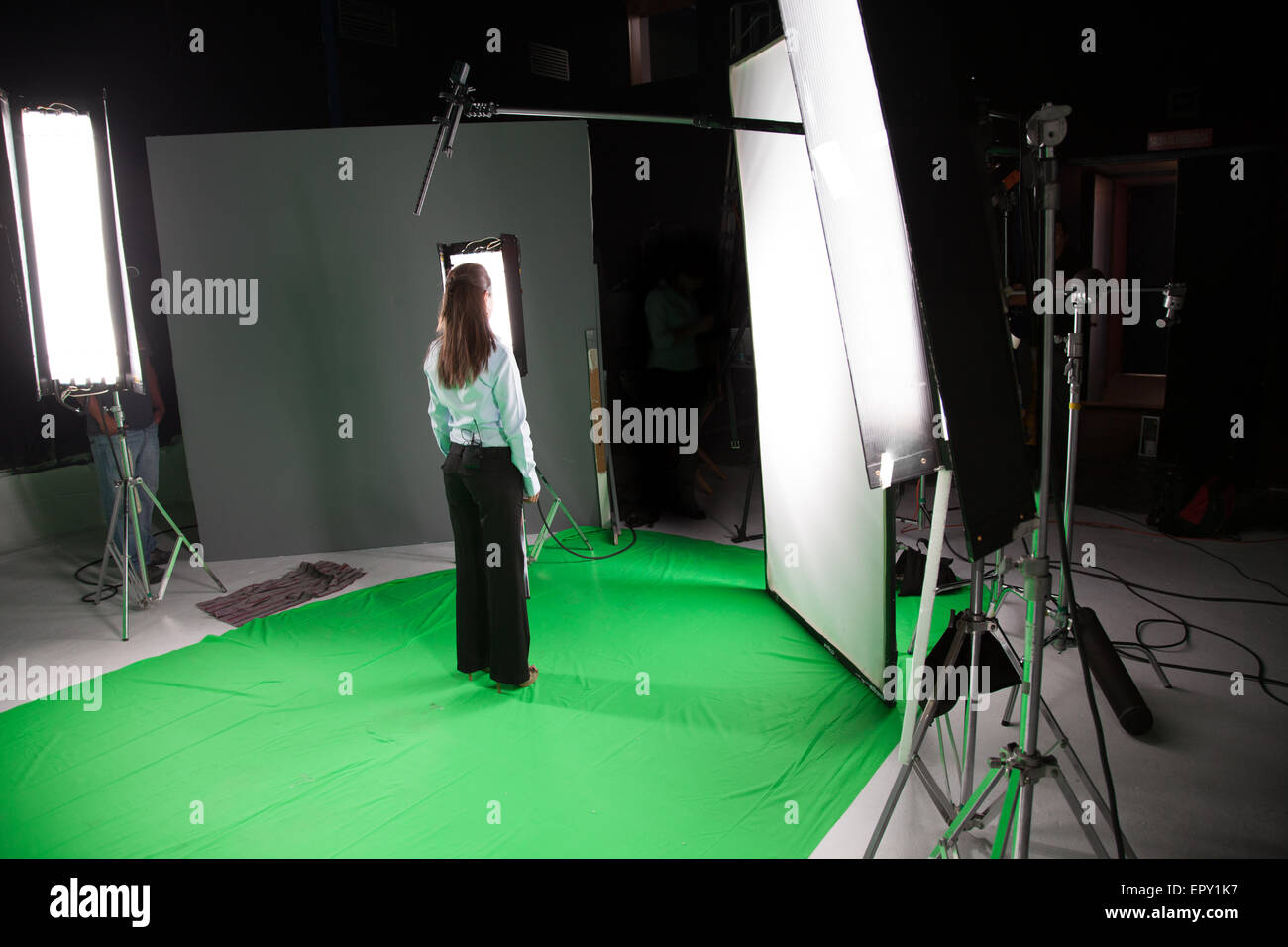 Weibliche Mode Modell stehen in einem Filmstudio Stockfoto