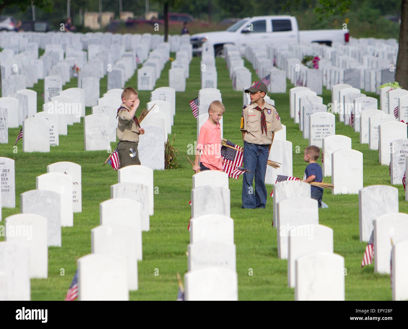 San Antonio, TX, USA. 22. Mai 2015. Ein Pfadfinder begrüßt einen anderen jungen, während sie amerikanische Flaggen in Grabstätten während der Memorial Day Vorbereitungen in Fort Sam Houston National Cemetery in San Antonio, Texas, USA stellen. Der Friedhof beherbergt jährliche Gedenkfeier Aktivitäten für Memorial Day, die diejenigen erinnert verstorbenen dienen der US-Streitkräfte. Bildnachweis: Michael Silber Reisen & Unterhaltung/Alamy Live-Nachrichten Stockfoto