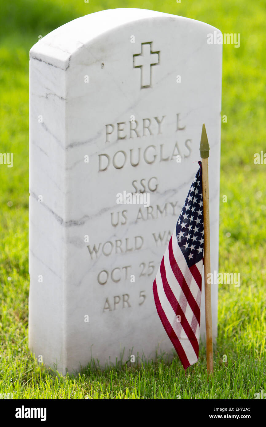 Eine amerikanische Flagge legte frisch in einer Grabstätte von einem Freiwilligen in Vorbereitung für Memorial Day in Fort Sam Houston National Cemetery. Stockfoto