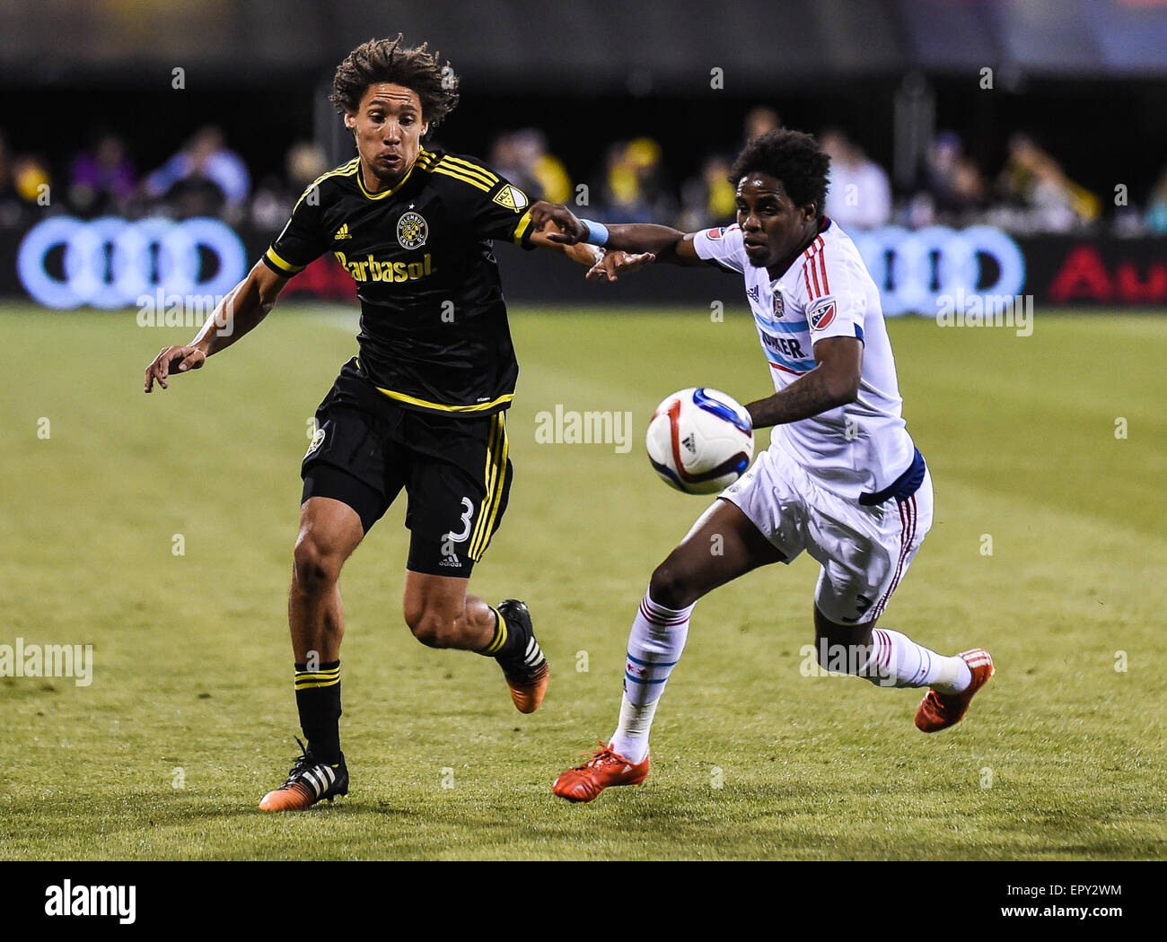 Columbus, Ohio, USA. 22. Mai 2015. Columbus Crew Verteidiger Chris Klute (schwarz) und Chicago Fire Mittelfeld Joevin Jones (weiß) kämpfen um den Ball während eines Spiels der regulären Saison zwischen Columbus Crew SC und Chicago Fire Mapfre-Stadion in Columbus, OH. Bildnachweis: Brent Clark/Alamy Live-Nachrichten Stockfoto