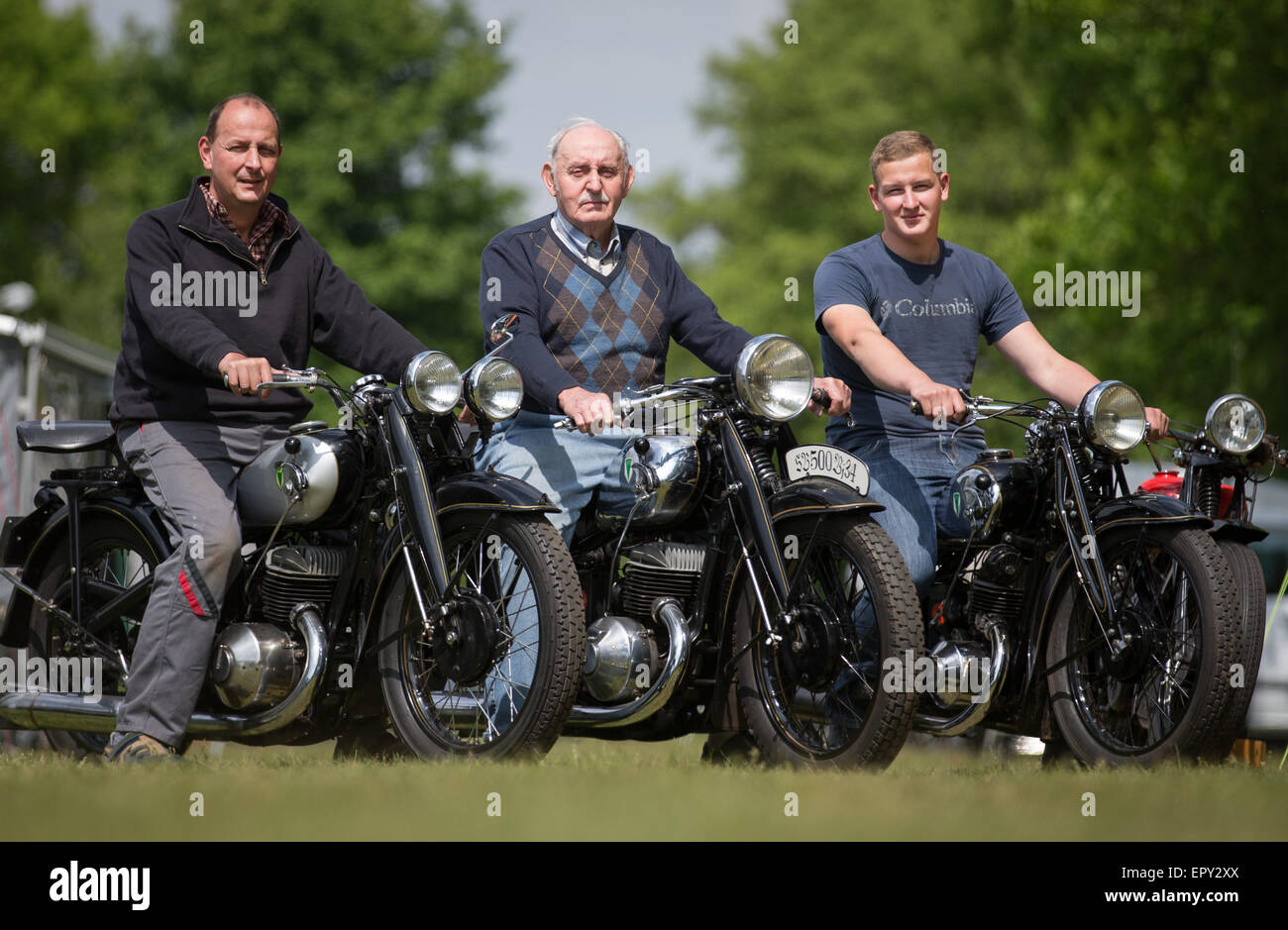 Emsdetten, Deutschland. 22. Mai 2015. Sohn Immo (52, l), Enkel Vincent (18, R) und Siegfried Quenzel (81 M) auf ihren Motorrädern in Emsdetten, Deutschland, 22. Mai 2015. Rund 300 klassische Motirbikes nehmen Teil an der 35. internationalen Ibbenbueren Classic Motorrad Rallye (35. Internationalen Ibbenbuerener Motorrad-Veteranenrallye). Foto: FRISO GENTSCH/Dpa/Alamy Live News Stockfoto