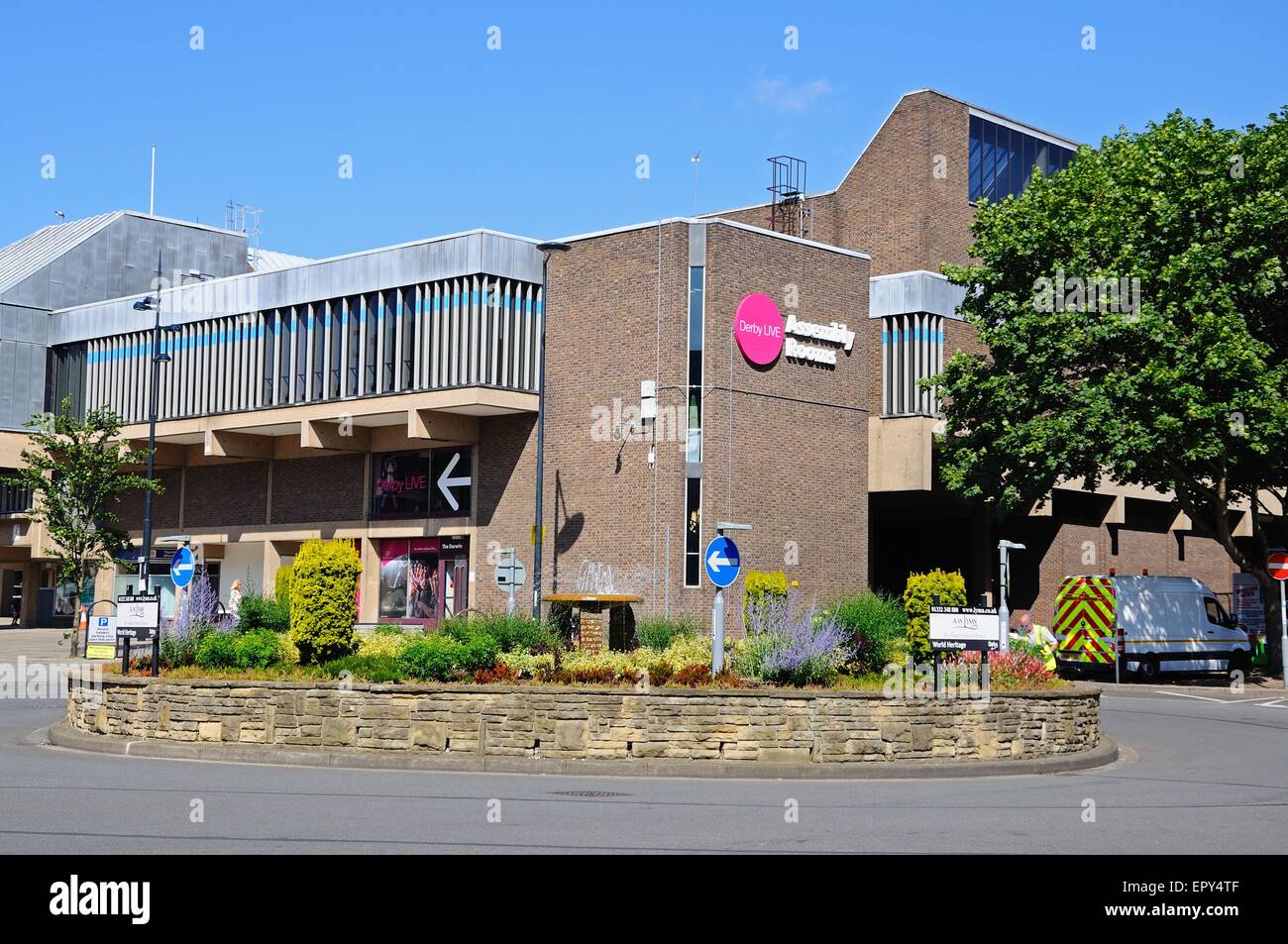 Blick auf den Assembly Rooms mit einer Verkehrsinsel im Vordergrund, Derby, Derbyshire, England, Vereinigtes Königreich, West-Europa. Stockfoto