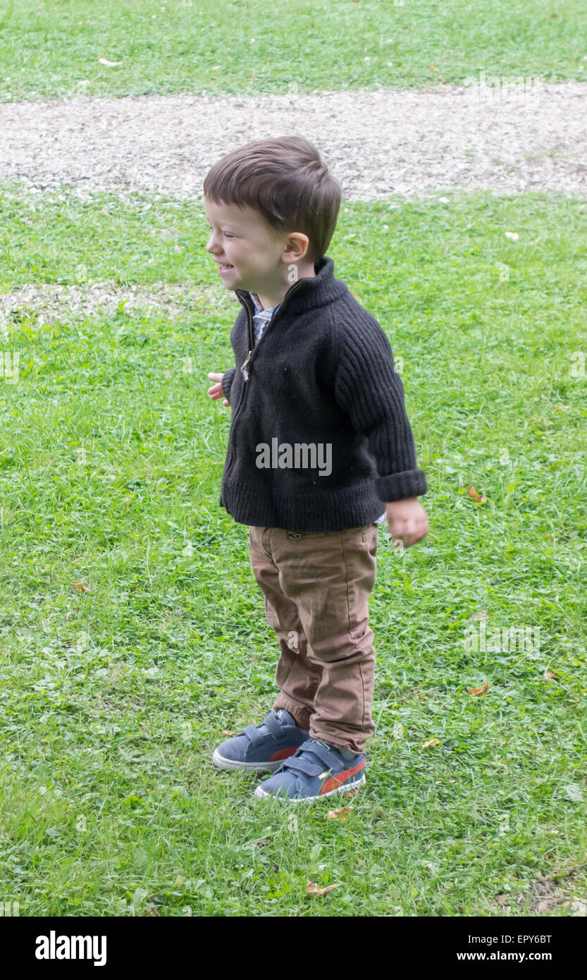 Junge spielt in einem Garten Stockfoto
