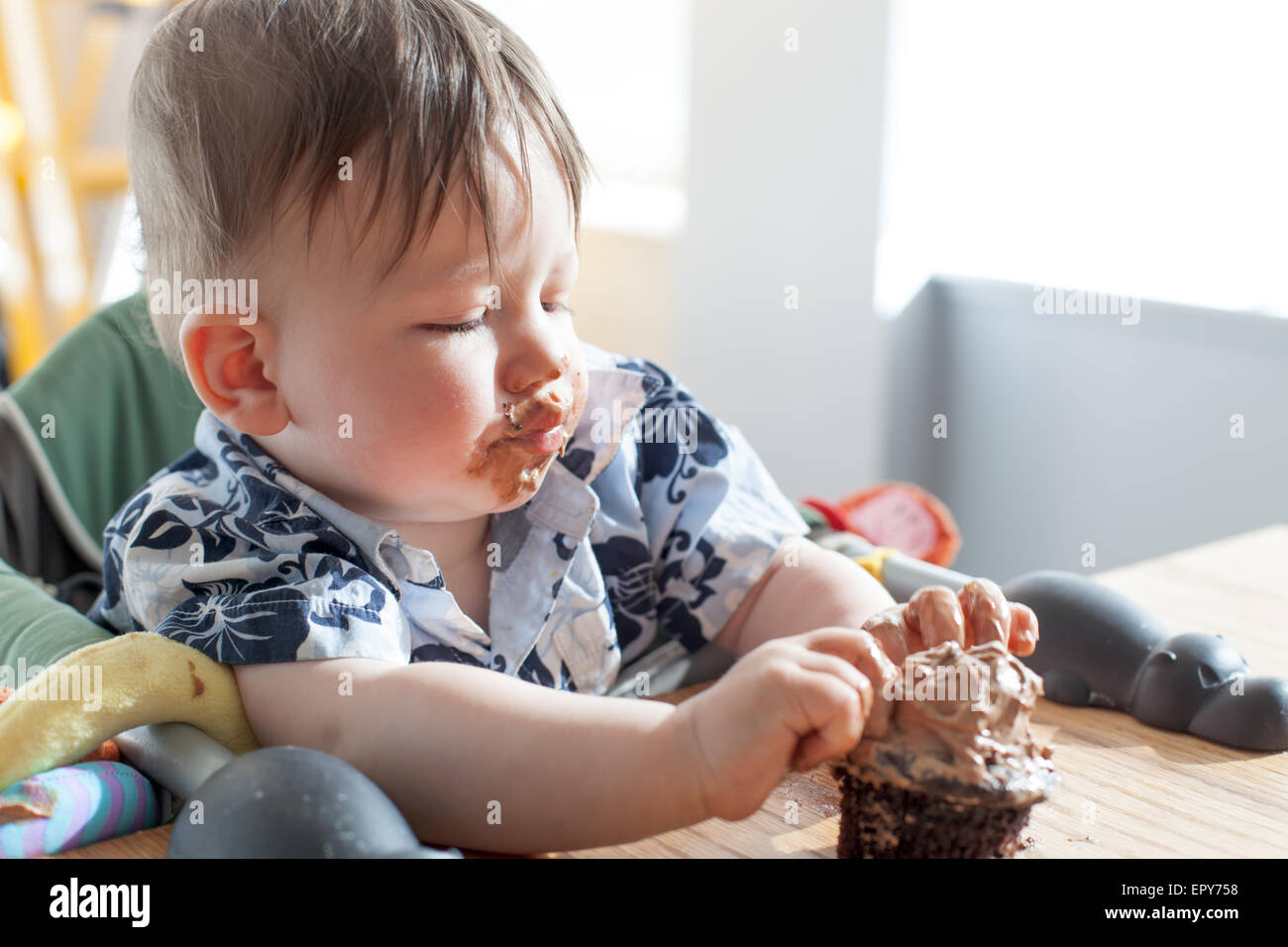 Junge einen Geburtstagskuchen Essen Stockfoto