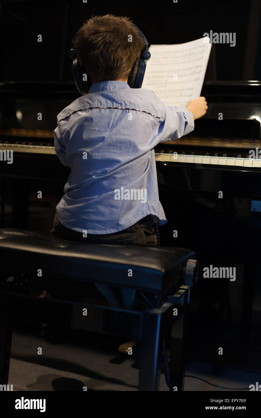 Rückansicht eines kleinen Jungen lernen Pianocolor Bild, Canon 5DmkII Stockfoto